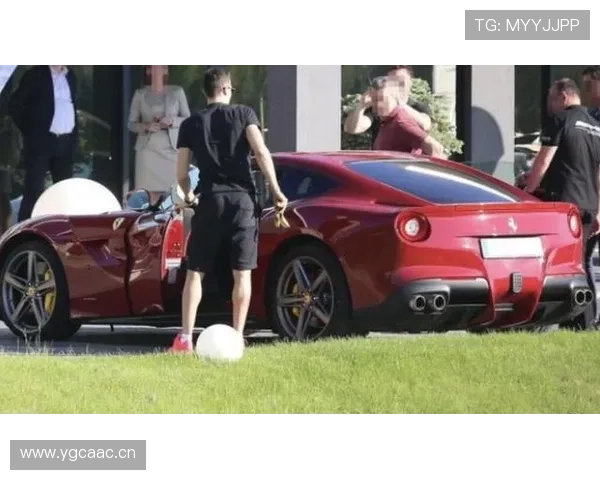 莱万多夫斯基下车那一刻，豪车护驾、随从排成队，训练场突然像走红毯